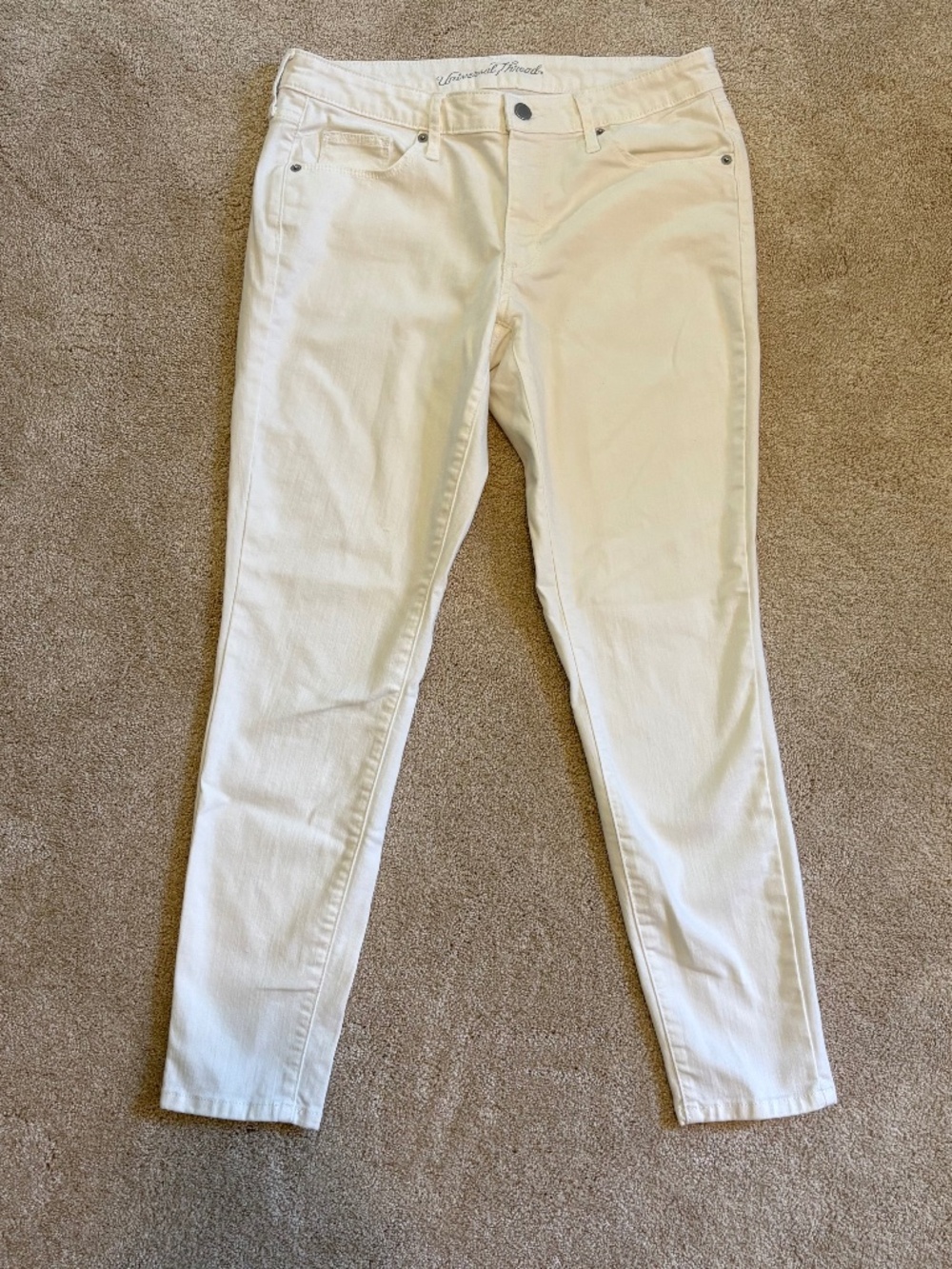 Like new, mid rise 91% cotton white skinny jeans
